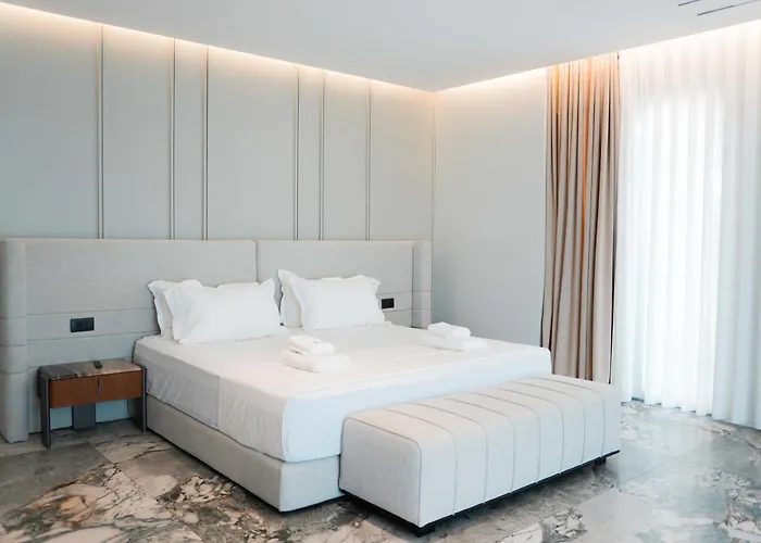 Ilyonis & Hotel Shëngjin